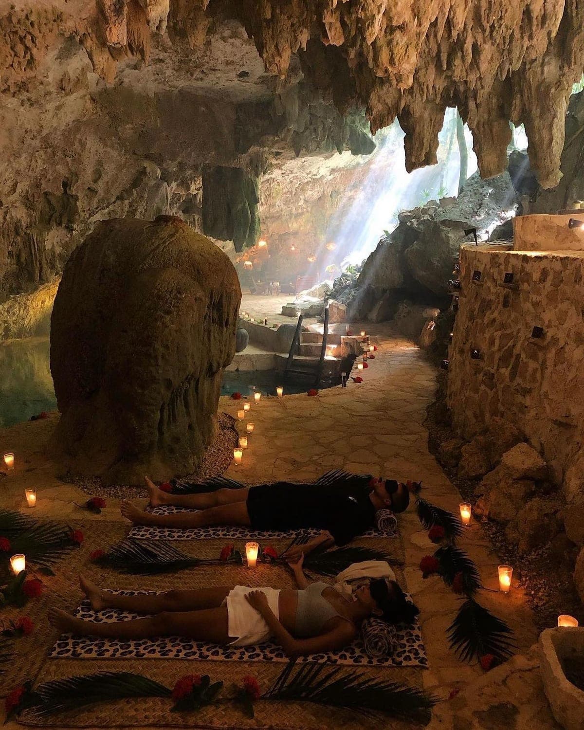 Un huésped descansando sobre tapetes tejidos mientras la luz entra a la cueva